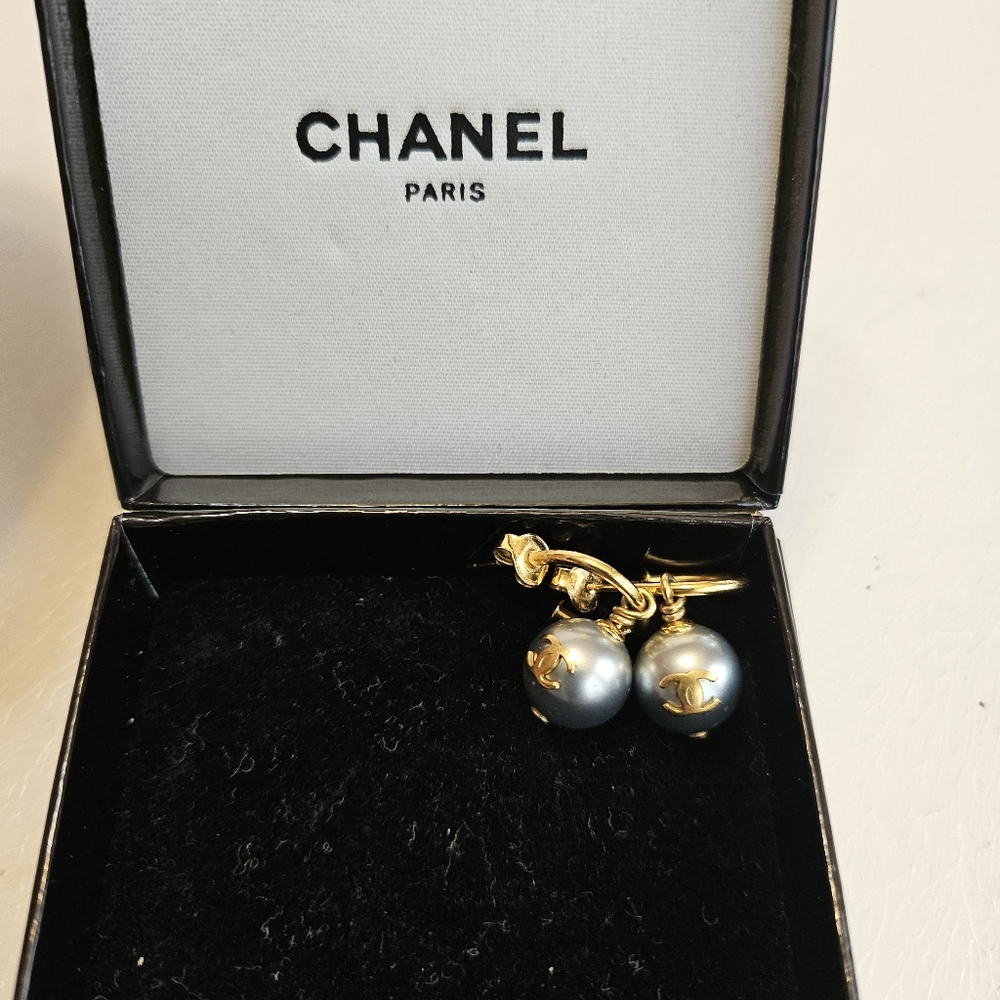 AUTHENTIC Chanel pearl earing